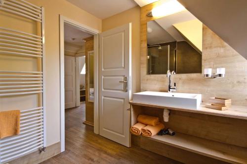 a bathroom with a sink and a mirror at Sankt Annagut in Burrweiler
