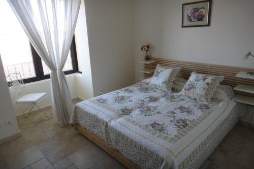 um quarto com uma cama e uma janela em La Casa del Mar Kaliakria - Стилен апартамент в Калиакрия Резорт em Topola