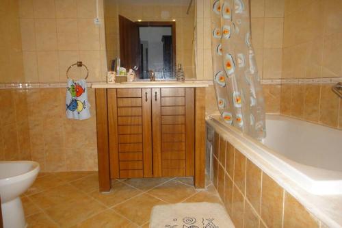 uma casa de banho com uma banheira, um lavatório e um WC. em La Casa del Mar Kaliakria - Стилен апартамент в Калиакрия Резорт em Topola