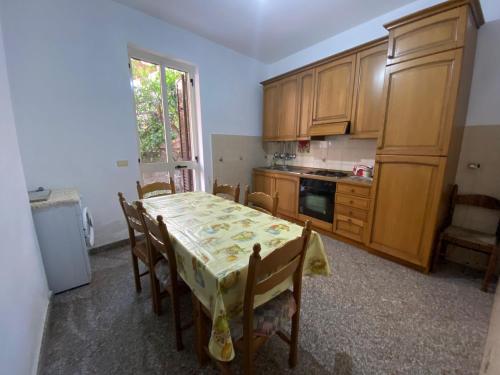 kuchnia ze stołem i krzesłami oraz kuchnia ze stołem i szafkami w obiekcie Appartamento mare e relax w mieście Gioiosa Marea