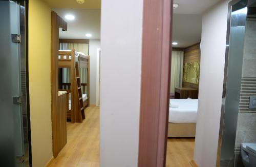 - deux vues sur une chambre avec un lit et une salle de bains dans l'établissement Ferman Apart Hotel, à Istanbul