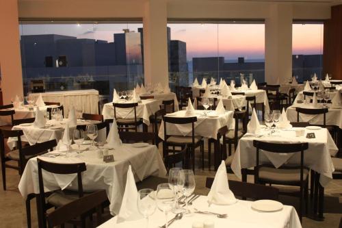 A restaurant or other place to eat at Gold Lagoon Kosher Hotel