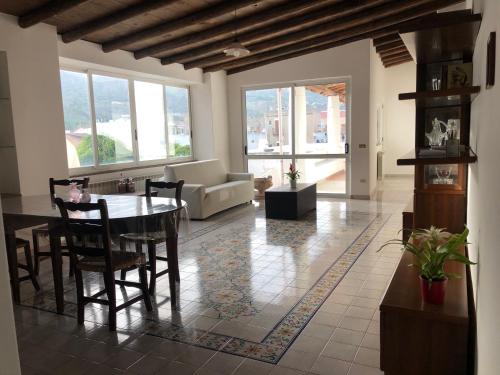 - un salon avec une table et un canapé dans l'établissement Isola - LIPARI centro storico, à Lipari