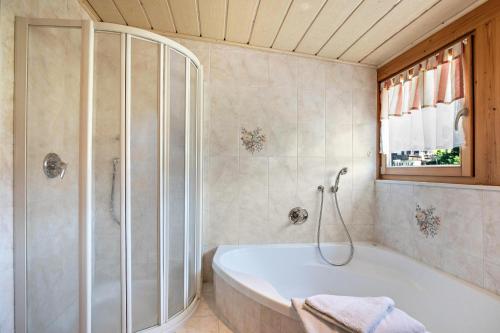 A bathroom at Huanzhof Ferienwohnung Weißhorn