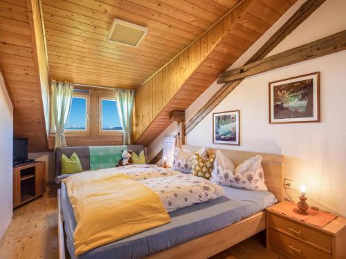 ein Schlafzimmer mit einem Bett in einem Zimmer mit Holzdecken in der Unterkunft Huanzhof Ferienwohnung Weißhorn in Aldino
