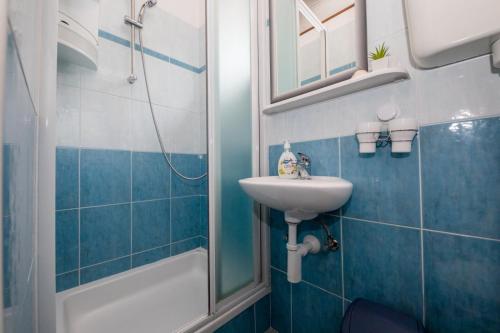 Ένα μπάνιο στο Apartment in Mundanije with Seaview, Terrace, Air condition, WIFI (3748-4)