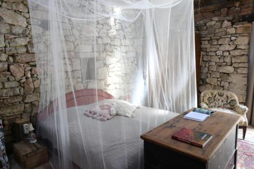 a bedroom with a bed with a mosquito net at Dejavu Ház in Szentantalfa