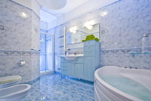 索伦托Villa Francesca Sorrento的带浴缸、水槽和马桶的浴室