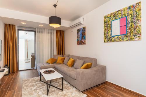a living room with a couch and a table at Accordion Apartment in Bar