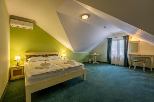 a bedroom with a large bed in a attic at Hotel PrincesSophie in Sighişoara