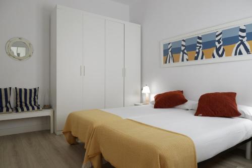Un dormitorio con una cama con una manta amarilla. en Always Easy I Chillida en San Sebastián