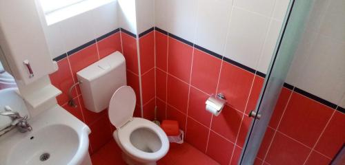 łazienka z toaletą i umywalką w obiekcie Bella apartments w Ochrydzie