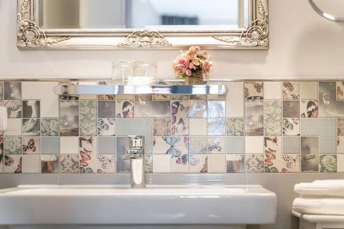 a bathroom with a sink and a mirror at Pirnscher Hof - Hotel Garni in Pirna