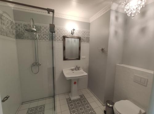 La salle de bains est pourvue d'un lavabo, d'une douche et de toilettes. dans l'établissement Raudteevalitsuse Villa, à Pärnu