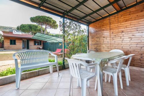 a patio with a table and chairs on a patio at Vivilo Collection - Chalet Mare - Private parking - Just 50 meters from the beach in Sperlonga