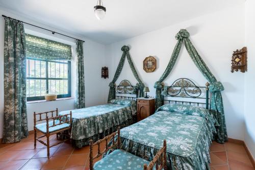 A bed or beds in a room at Casa Alta Finca El Revuelo