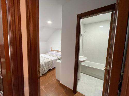 una camera con letto e un bagno con vasca di Altamira a Caldas de Reis