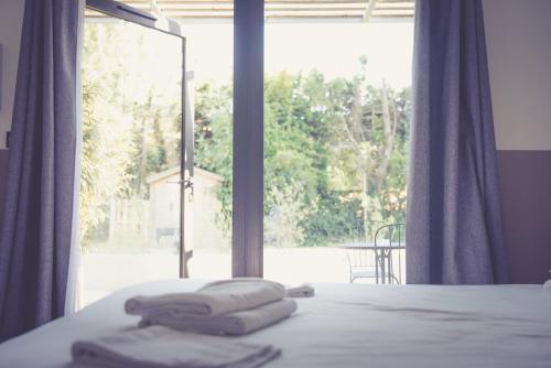 ein Schlafzimmer mit einem Bett und einem großen Fenster in der Unterkunft 514 Appart Hotel in Carcassonne