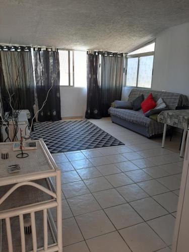 ein Wohnzimmer mit einem Sofa und einem Tisch in der Unterkunft Apartamento Mare Verde in Adeje