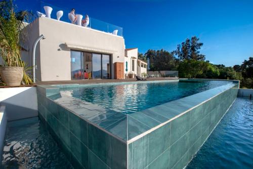 une piscine devant une maison dans l'établissement U Tempu Persu, à Grosseto-Prugna