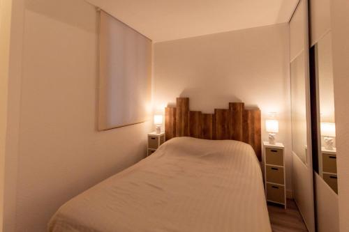 ボーソレイユにあるVilla Medicisの小さなベッドルーム(ベッド1台、ランプ2つ付)