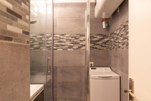 une salle de bain avec une douche, des toilettes et un lavabo dans l'établissement Villa Medicis, à Beausoleil