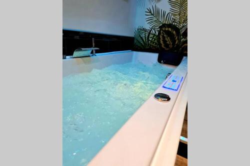a swimming pool with a pool at Appartement cosy avec baignoire balnéo in Boulogne-sur-Mer