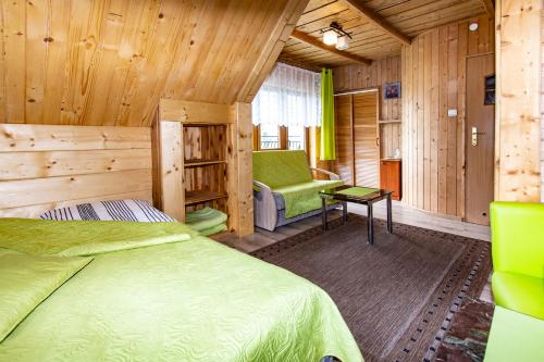 Postel nebo postele na pokoji v ubytování Willa Majka - Bukowina Tatrzańska