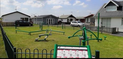 Ein Park mit einem Haufen Spielsachen in der Unterkunft Savannah-by-the-sea in Bridlington