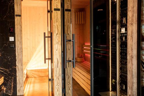 Ένα ή περισσότερα κρεβάτια σε δωμάτιο στο Apartamenty Wellness & SPA Cztery Pory Roku