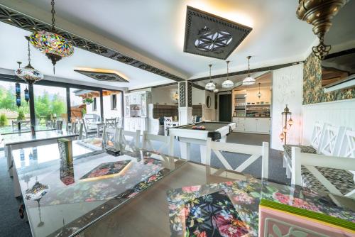Η κουζίνα ή μικρή κουζίνα στο Apartamenty Wellness & SPA Cztery Pory Roku