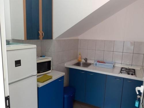 Kuchyňa alebo kuchynka v ubytovaní Apartment in Omiš with sea view, balcony, Wi-Fi (161-3)