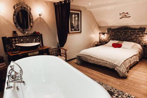 Llit o llits en una habitació de Appartement romantique parisien, baignoire rétro au pied du lit