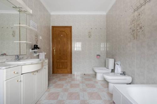 A bathroom at Casa Carrión Caminito del Rey