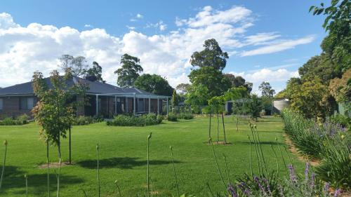 Κήπος έξω από το Kennedy House Euroa PERFECT FOR SHORT TERM STAYS