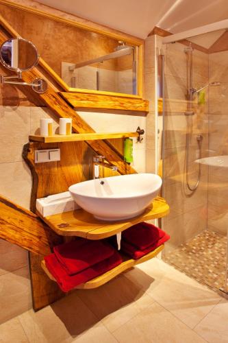 a bathroom with a sink and a shower at Hotel Kepplers Ecke in Wingerode