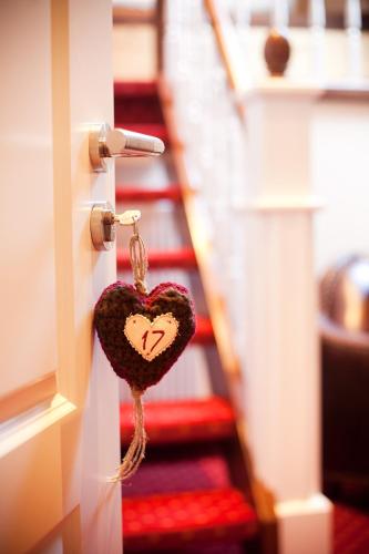 a heart keychain hanging on a door with a staircase at Hotel Kepplers Ecke in Wingerode