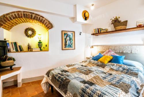 um quarto com uma cama com almofadas azuis e amarelas em Casa Tòrta em Monticchiello