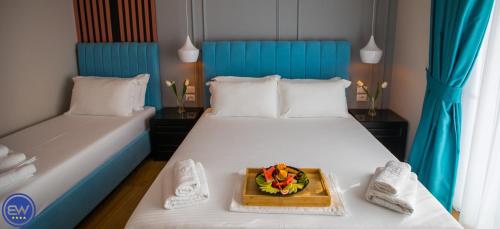 Una cama o camas en una habitación de Blue Water Hotel Ksamil