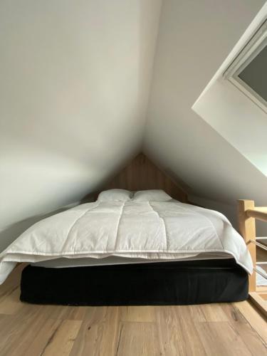 ein Bett in der Ecke eines Zimmers in der Unterkunft Studio Vue Mer in Boulogne-sur-Mer