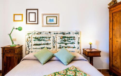 a bedroom with a bed with two pillows at Villa PoliFlora in Monticchiello