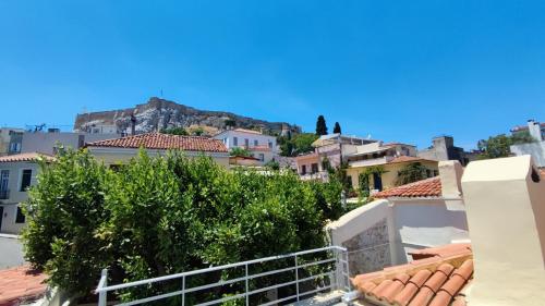 uma vista da cidade a partir do telhado de um edifício em A Painter's House in Plaka em Atenas