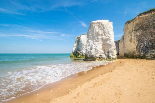 a view of the twelve apostles on the great ocean road at Hideaway at Botany Bay in Broadstairs
