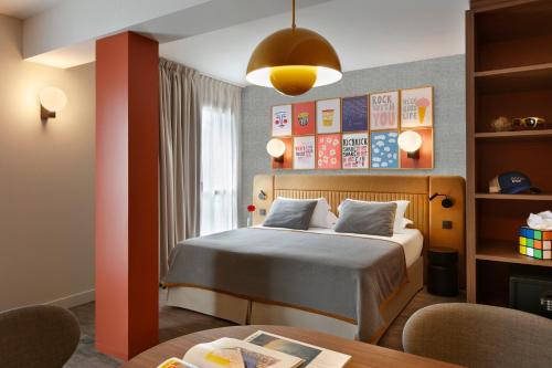 um quarto com uma cama e uma mesa num quarto em RockyPop Flaine Hotel & Spa em Flaine