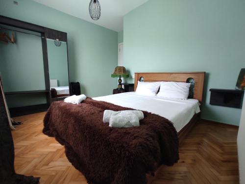 - une chambre avec un grand lit et 2 serviettes dans l'établissement The nature, à Sighnaghi