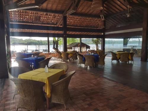 Amoaras Resort tesisinde bir restoran veya yemek mekanı