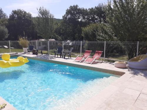 - une piscine avec un canard en caoutchouc dans l'eau dans l'établissement Chambre pranayama, à Montcléra