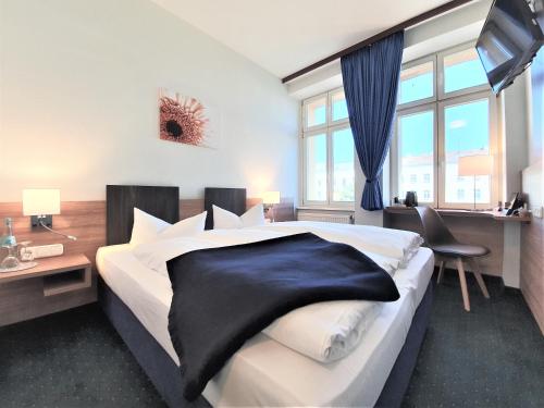 Postel nebo postele na pokoji v ubytování Melarose Feng Shui Hotel