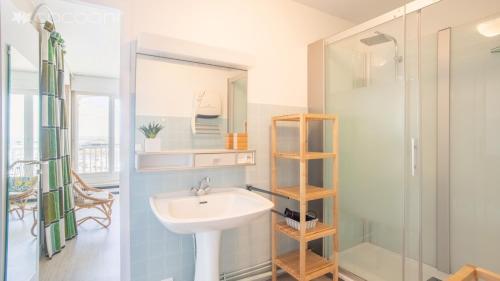 een badkamer met een wastafel en een douche bij Epsom - Appartement en front de mer Arcachon in Arcachon