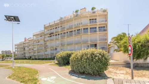 an apartment building in front of a street at Epsom - Appartement en front de mer Arcachon in Arcachon